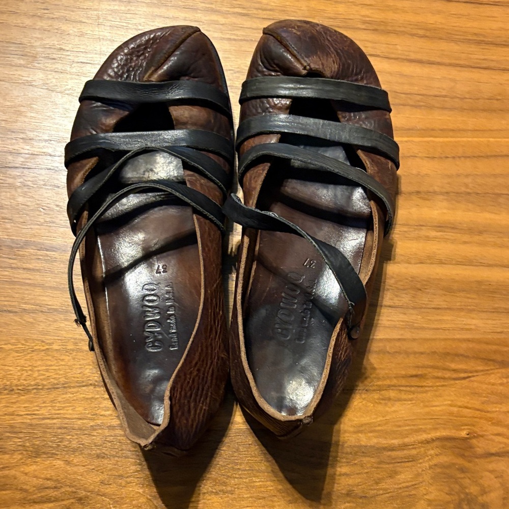 CYDWOQ Brown and Black Leather Sandals Size 37